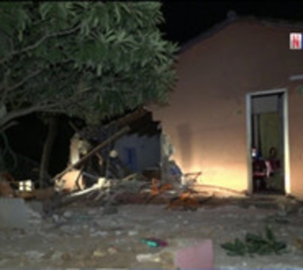 Derribó una vivienda y casi arrolla a varios vecinos - Paraguay.com