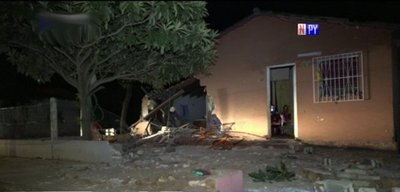 Derribó una vivienda y casi arrolla a varios vecinos | Noticias Paraguay