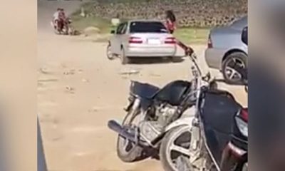 Se sentó en la ventana de un vehículo en movimiento y así es como terminó