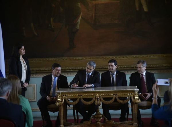 Abdo promulga la última de las diez leyes del paquete “antilavado" - Nacionales - ABC Color