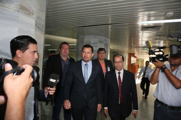 Adherentes de Quintana y escrachadores se enfrentaron en Palacio de Justicia - ADN Paraguayo