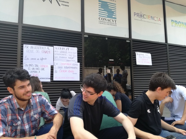 “La ciencia se defiende”: Universitarios exigen un científico al frente de Conacyt - ADN Paraguayo