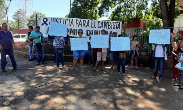 Exigen justicia para cambista asesinado durante asalto