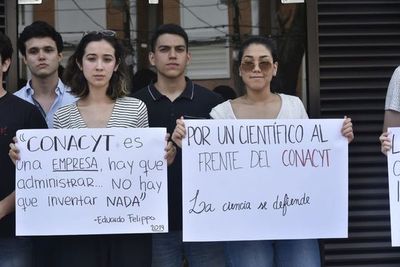 Universitarios se manifiestan frente a la sede de Conacyt contra Eduardo Felippo - Nacionales - ABC Color