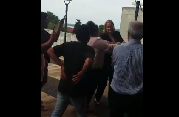 Hurreros de Quintana atacaron a activista social en el Palacio de Justicia - Nacionales - ABC Color