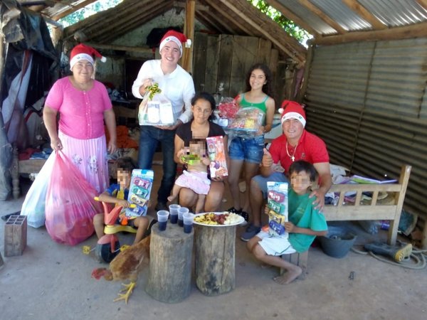 Compartieron almuerzo de Navidad con familias de escasos recursos