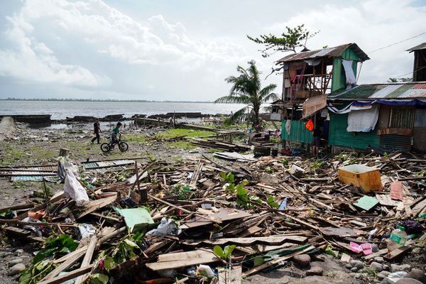 Tifón Phanfone dejó al menos 16 muertos y cientos de turistas atrapados en Filipinas