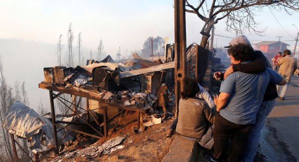 El presidente chileno anuncia bono para familias afectadas por el incendio en Valparaíso | .::Agencia IP::.