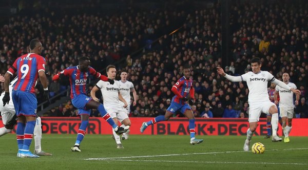 Con Balbuena como titular, el West Ham cae sobre el final