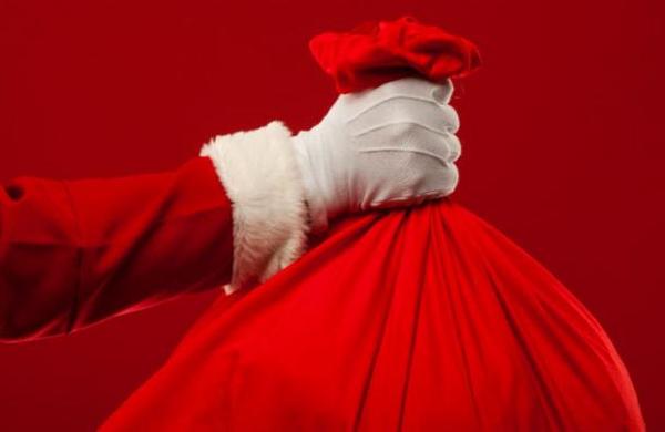 Hombre disfrazado de Santa Claus roba un banco y reparte el dinero en la calle - SNT