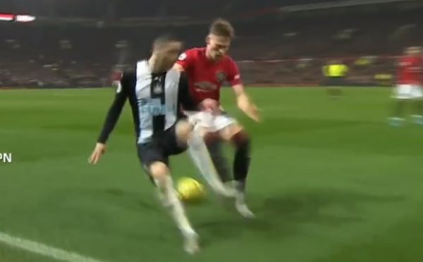 Almirón se vistió de "plomero" en el Old Trafford