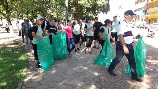 HOY / Concepción: jóvenes limpian calles y plazas, la meta es ser ejemplo contra malas costumbres