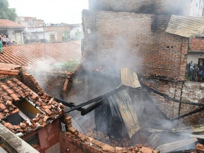 Incendio consumió una vivienda en barrio Kambala y afectados piden ayuda