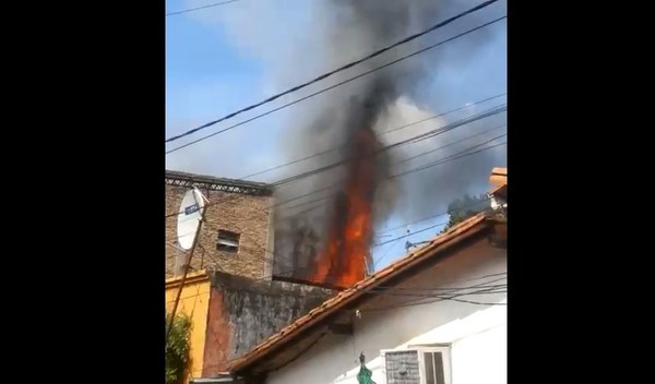 Bomberos controlan incendio en populoso barrio capitalino - ADN Paraguayo