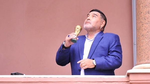 HOY / Con saco y en short, Diego   Maradona en la Casa Rosada  con el nuevo presidente