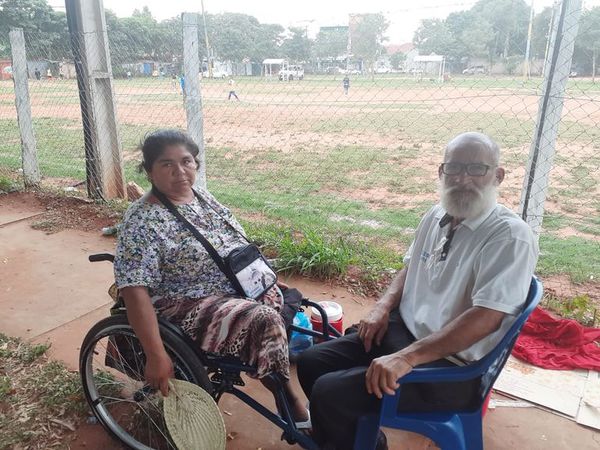 Desamparada, pareja aguarda ser asistida frente al Hospital Regional de Luque  - Nacionales - ABC Color