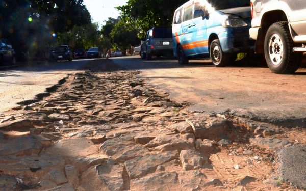 Calle destrozada en Julio Correa •