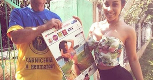 Rossy regaló su calendario a un fan