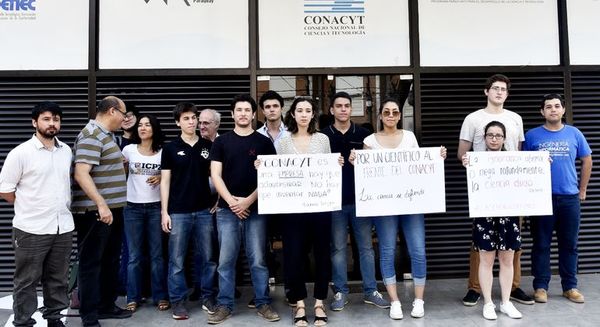 Estudiantes exigen salida de Felippo del Conacyt - Locales - ABC Color