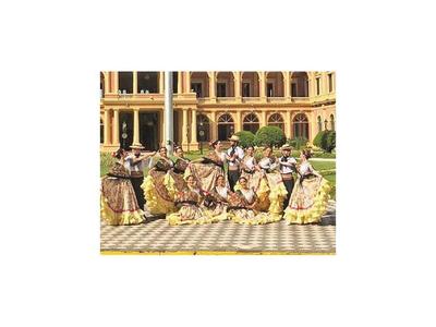 Elencos de danzaen la explanada del Palacio de López