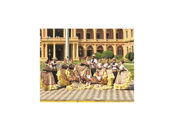 Elencos de danzaen la explanada del Palacio de López