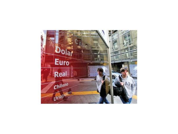 Se dispara el dólar en la Argentina con la vigencia de nuevo impuesto