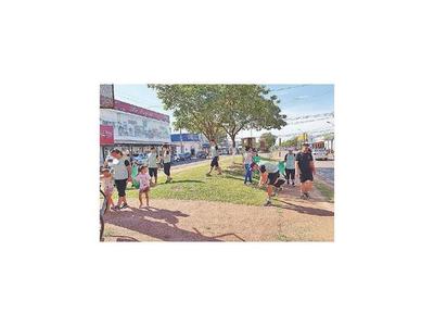 Jóvenes voluntarios extranjeros  limpian calles de Concepción