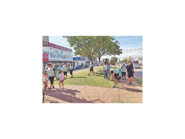 Jóvenes voluntarios extranjeros limpian calles de Concepción