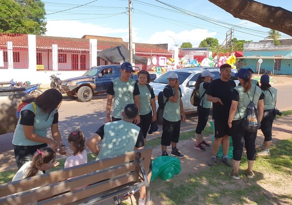 Jóvenes voluntarios extranjeros limpian calles de Concepción