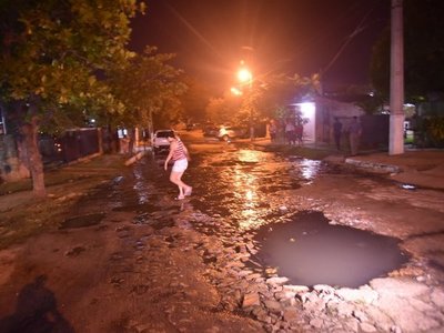 Vecinos denuncian ambiente insalubre por cloaca en Asunción