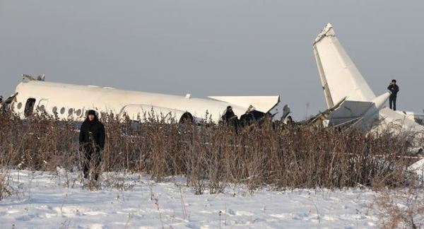 Un avión se estrella con un centenar de pasajeros a bordo en Kazajistán | .::Agencia IP::.