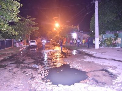 Vecinos viven en medio de la cloaca hace tres meses