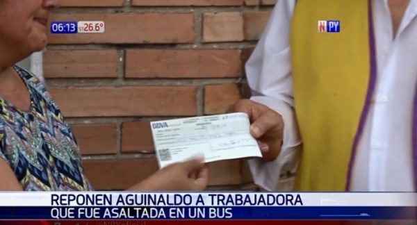 "Devuelven" aguinaldo a trabajadora que fue asaltada