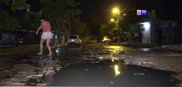 Hace 3 meses viven en medio de la cloaca | Noticias Paraguay