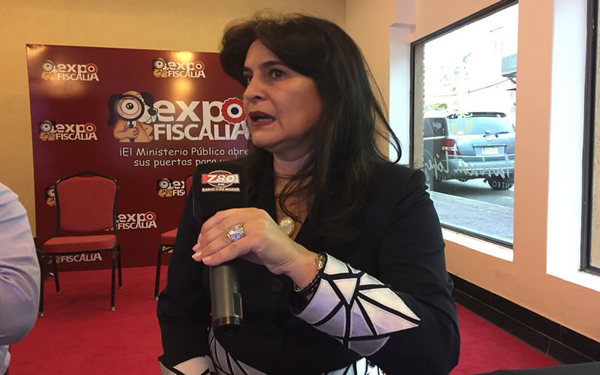 Fiscal Acuña niega amistad con Rocío Casco