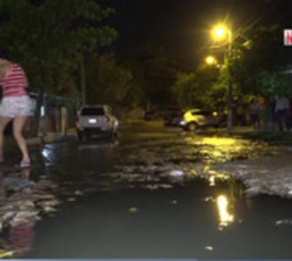 Hace 3 meses viven en medio de la cloaca - Paraguay.com