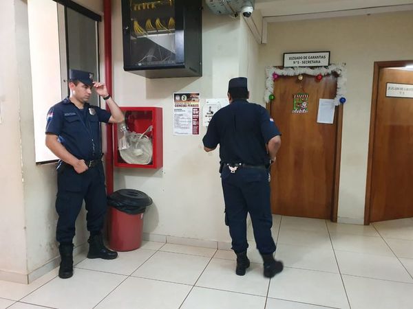 Javier Zacarías madruga para evadir a la prensa y llega media hora antes a su audiencia - Nacionales - ABC Color