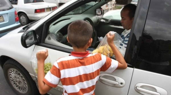 Judicializan 20 casos de padres que trabajan con sus hijos en las calles