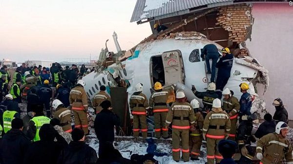 Avión cae y deja más de una docena de fallecidos