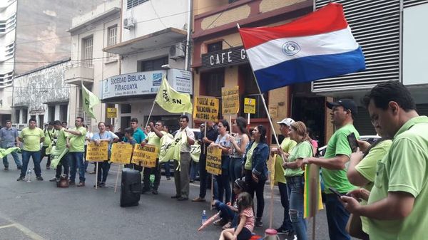 “Desastre ko Petta”, señalan docentes en protesta contra el ministro de Educación - Nacionales - ABC Color