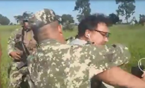 Militares agreden a periodistas durante desalojo