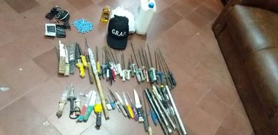 Incautan cuchillos y estoques en penal de Oviedo