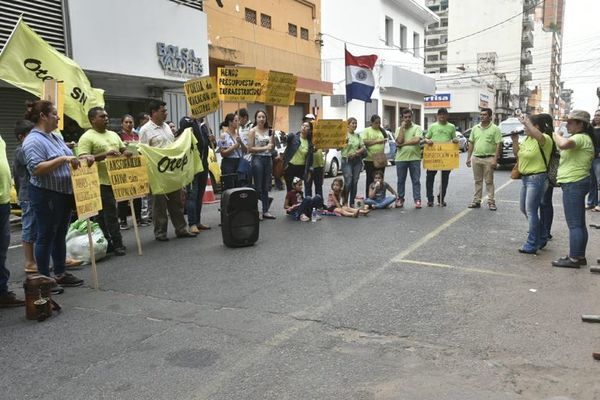 Docentes se manifiestan contra el Ministro de Educación