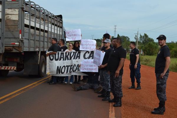 Agentes penitenciarios cierran media calzada de la ruta PY01 - Nacionales - ABC Color