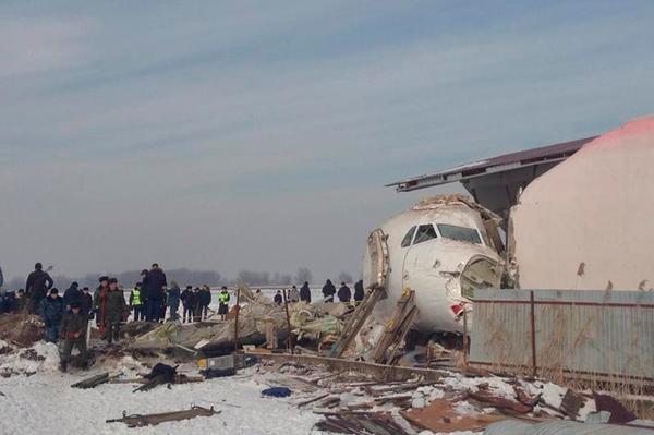 Se estrella en Kazajistán un avión con 100 personas a bordo - ADN Paraguayo