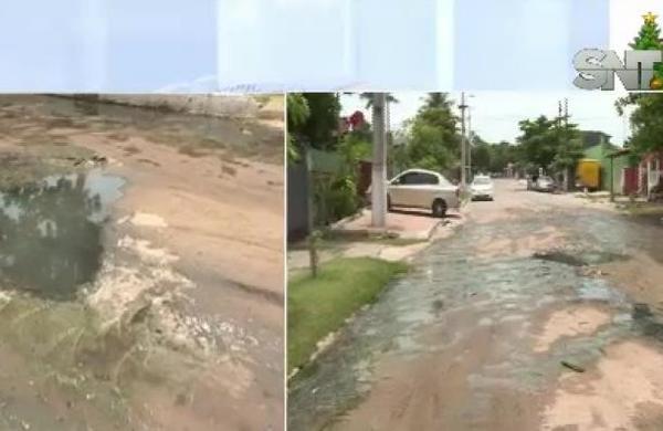 Cloaca inunda el barrio Loma Pytá - SNT