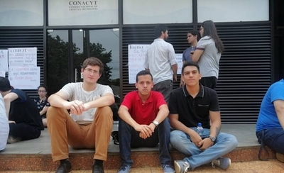 HOY / Jóvenes piden a Abdo cambiar  a Felippo, si no advierten con  nuevo "UNA no te calles"