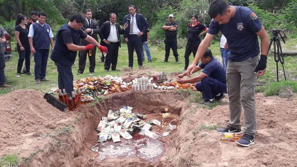 Destruyen bebidas alcohólicas incautadas de visitantes de las cárceles - Nacionales - ABC Color