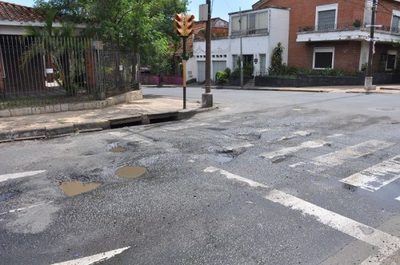 Importante vía del microcentro está minada de baches hace semanas