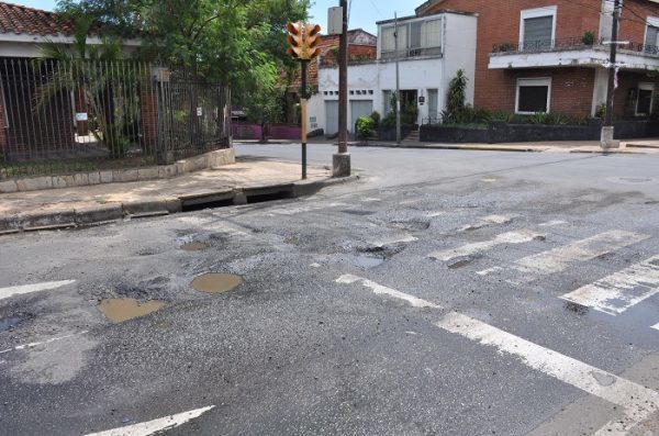 Importante vía del microcentro está minada de baches hace semanas
